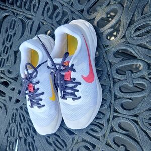 EUC girls size 4y Nike running shoes